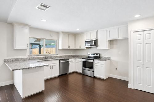 402 W Springdale Ln, Grand Prairie, TX, 75052-5119 | Card Image