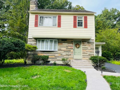 92 Elmcrest Dr, Dallas, PA, 18612-9231 | Card Image