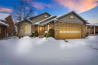 4301 Kevin Dr, House other with 2 bedrooms, 2 bathrooms and 6 parking in Niagara Falls ON | Image 1