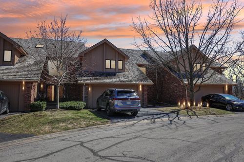 51 Oak Creek Dr, Burr Ridge, IL, 60527-8303 | Card Image