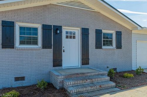 8915 Linwood Southmont Rd, Lexington, NC, 27292-9170 | Card Image