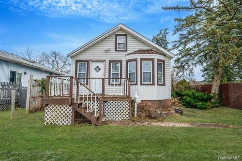 8 Eastern Concourse, Amityville, NY, 11701-4118 | Card Image