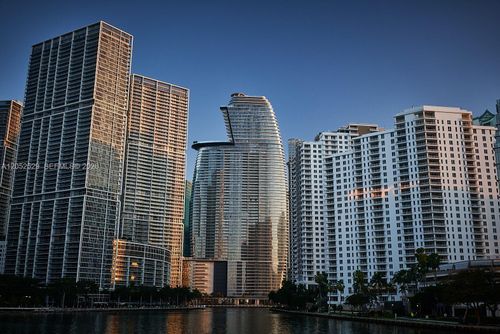 1705w-300 Biscayne Boulevard Way, Miami, FL, 33131-2285 | Card Image