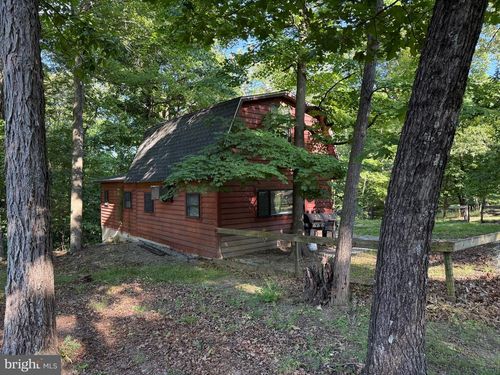692 Plum Tree Ln, BERKELEY SPRINGS, WV, 25411-5261 | Card Image