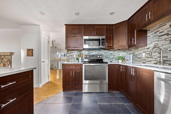58 Glamis Gardens Sw, Home with 2 bedrooms, 2 bathrooms and 4 parking in Calgary AB | Image 6