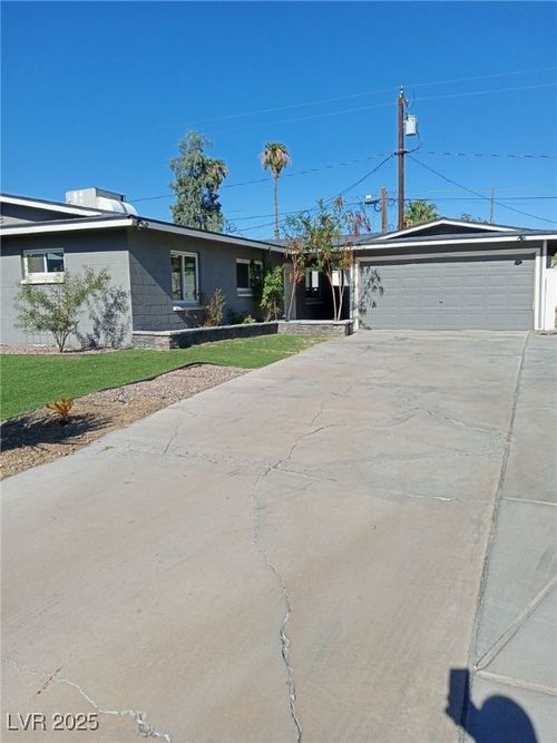 4044 Pepe Cir, Las Vegas, NV, 89121-1707 | Card Image