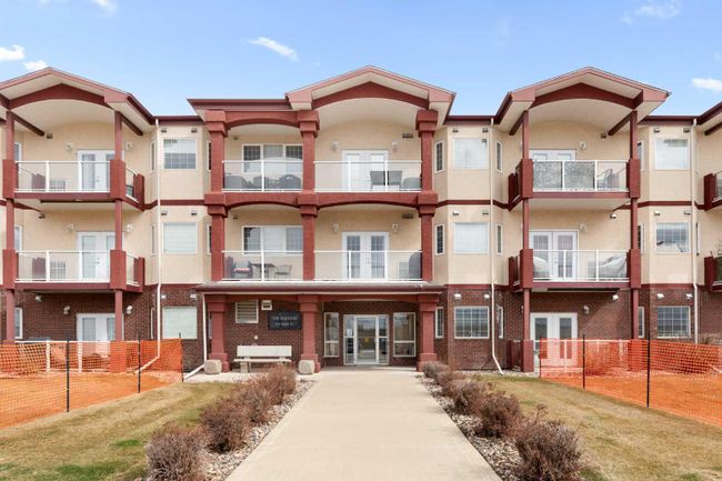 104 - 105 Main Street S, Home with 2 bedrooms, 2 bathrooms and 1 parking in Redcliff AB | Image 2
