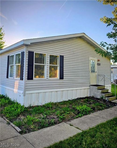 1426 Lancelot St, Streetsboro, OH, 44241-5042 | Card Image