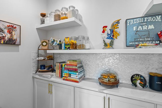 261-W-Seaview-Drive-butlers-pantry- | Image 9