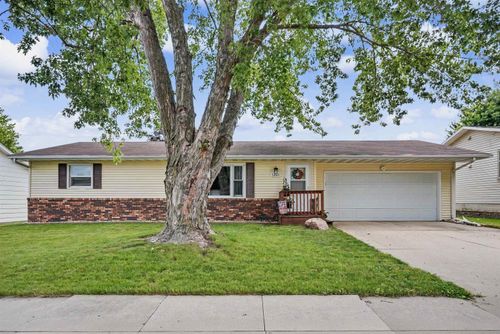 5845 Applewood Dr, Waterloo, IA, 50701-9416 | Card Image