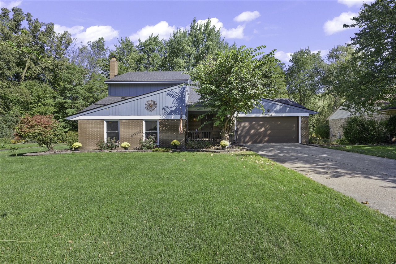 Hollyhead Dr, Farmington Hills, MI 48331