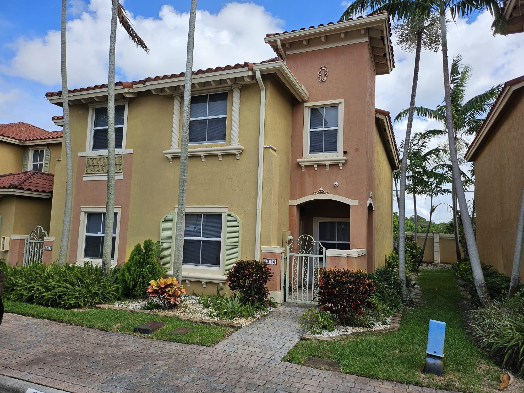 Siena Ln, Hollywood, FL 33021