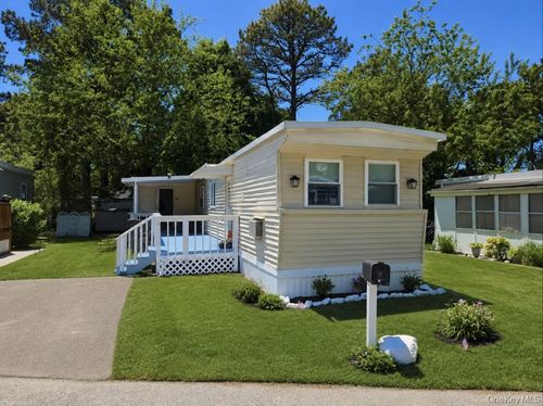 c7-525 Riverleigh Riverleigh Ave, Riverhead, NY, 11901-3607 | Card Image