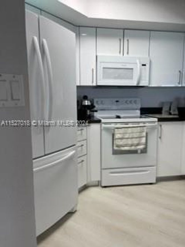 APT-509 - 6767 Collins Ave, Condo with 2 bedrooms, 2 bathrooms and null parking in Miami Beach FL | Image 11