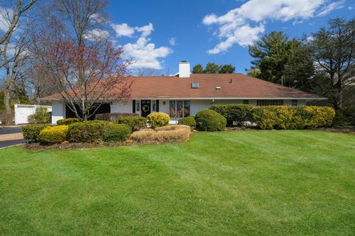 94 Schoolhouse Ln, Roslyn Heights, NY, 11577-2822 | Card Image