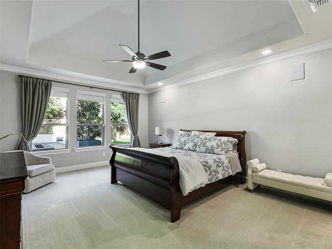 Vaulted ceilings, sitting area | Image 24