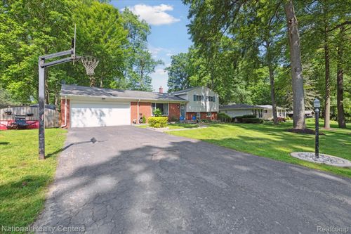 5605 Kingfisher Ln, Clarkston, MI, 48346-2938 | Card Image
