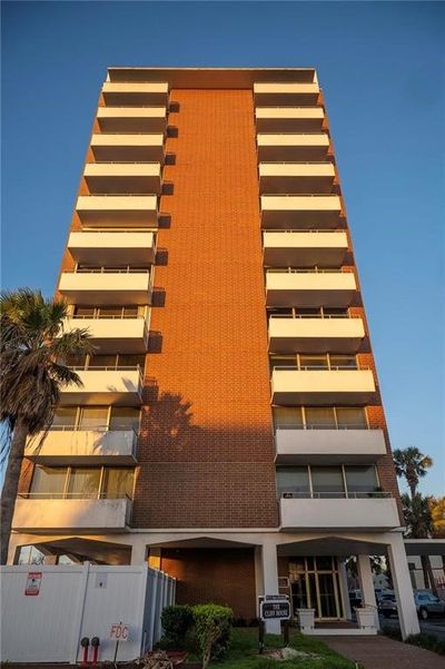 715 S Upper Broadway Street, Condo with 2 bedrooms, 2 bathrooms and 2 parking in Corpus Christi TX | Image 2