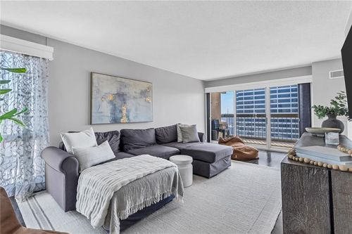 2301-2510 Grand Blvd, Kansas City, MO, 64108-2633 | Card Image