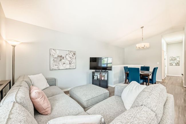 207 Deerview Way Se, Townhouse with 3 bedrooms, 2 bathrooms and 1 parking in Calgary AB | Image 15