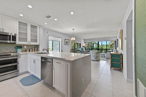 301-2550 Presidential Way, West Palm Beach, FL, 33401-1216 | Card Image