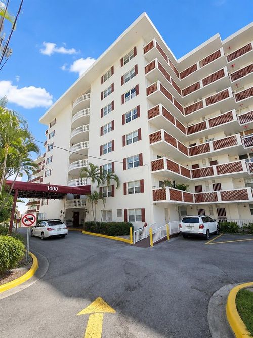 805-3660 Ne 166th St, North Miami Beach, FL, 33160-3880 | Card Image
