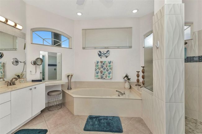Primary Bathroom | Image 10