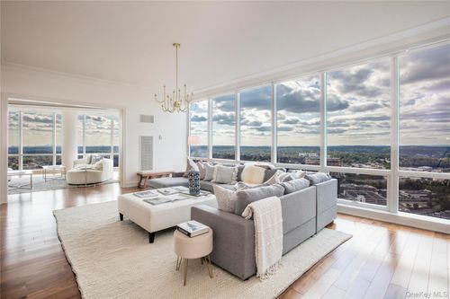 ph4cd-1 Renaissance Sq, White Plains, NY, 10601-3000 | Card Image
