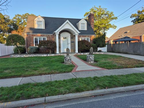 17 Cedar Dr, Farmingdale, NY, 11735-2903 | Card Image