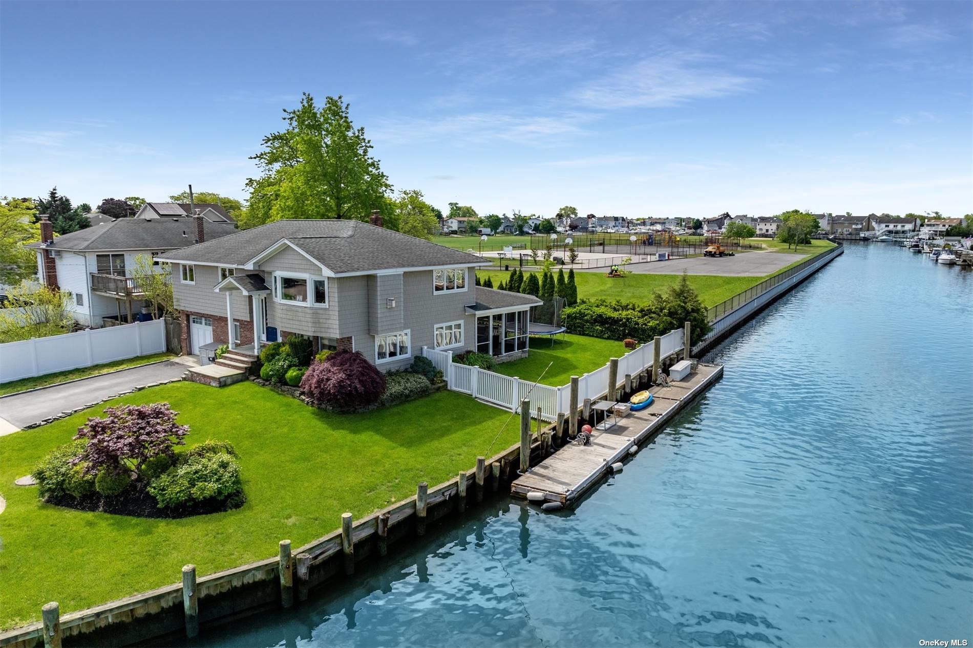 Jefferson Pl, Massapequa, NY 11758