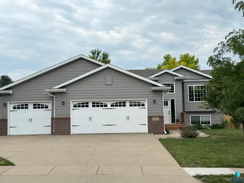 5813 W Teem St Street, Sioux Falls, SD, 57107 | Card Image