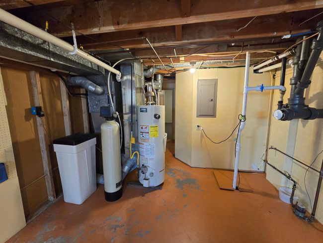 Utility area, water softner, water heater, sump pump | Image 31