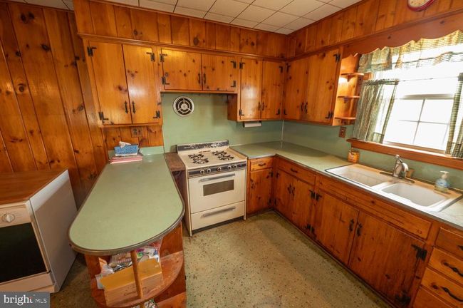 6112 Chestnut St, House other with 4 bedrooms, 1 bathrooms and null parking in Zionsville PA | Image 4