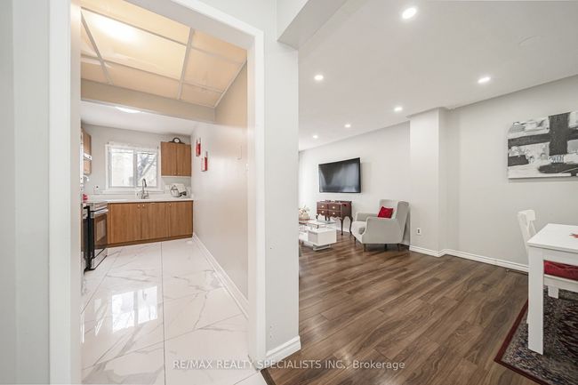 308 Fleetwood Cres, Condo with 4 bedrooms, 2 bathrooms and 2 parking in Brampton ON | Image 8