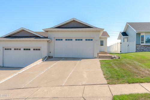 1011 N 33rd St, Bismarck, ND, 58501-7725 | Card Image
