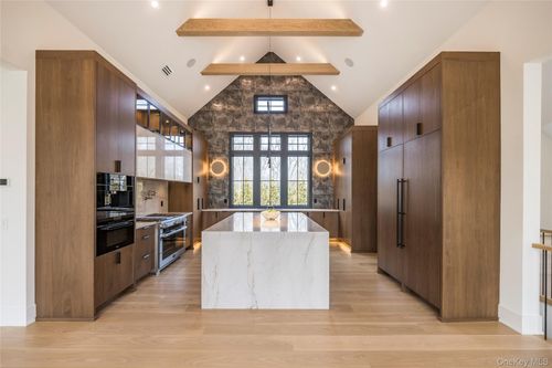 512 Edge Of Woods Rd, Southampton, NY, 11968 | Card Image