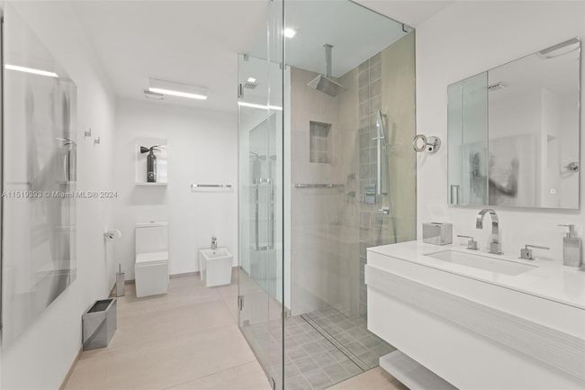APT-2004 - 50 S Pointe Dr, Condo with 2 bedrooms, 3 bathrooms and null parking in Miami Beach FL | Image 17