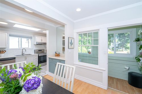 3275 Wascana St, Victoria, BC, V8Z3T7 | Card Image