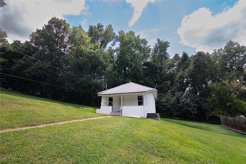 1402 16th St, Vienna, WV, 26105-2246 | Card Image