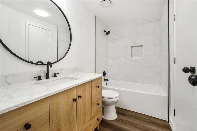 Hall bathroom | Image 7