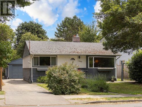 2643 Victor St, Victoria, BC, V8R4E3 | Card Image