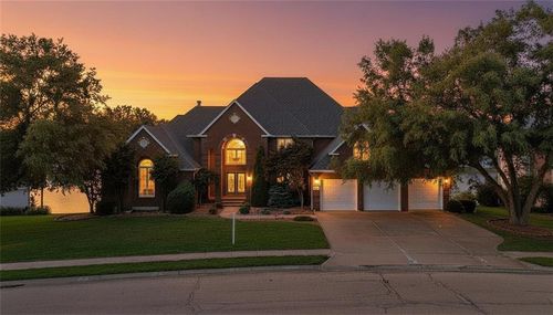 1227 Pembrooke Dr, Warrensburg, MO, 64093-8916 | Card Image