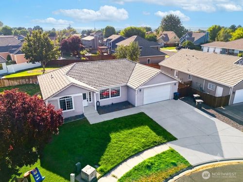 219 E Pinyon Ct, Moses Lake, WA, 98837-2571 | Card Image