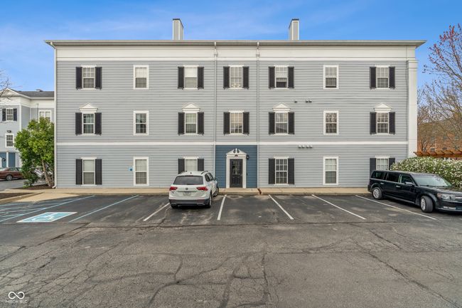 Rear view of building from common parking lot | Image 35
