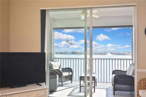 723-10361 Butterfly Palm Dr, FORT MYERS, FL, 33966-7933 | Card Image