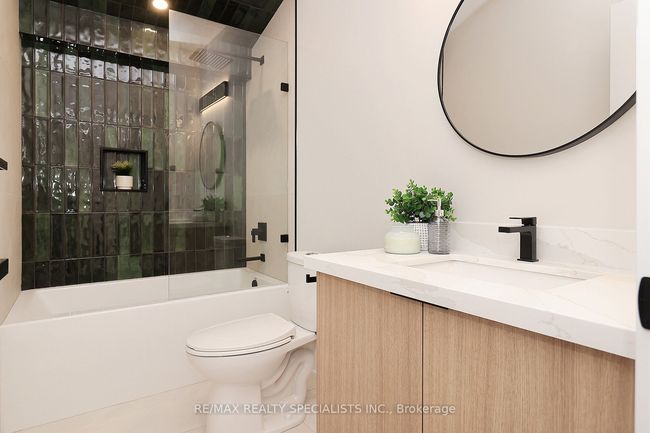 1048 Roosevelt Rd, House attached with 5 bedrooms, 6 bathrooms and 2 parking in Mississauga ON | Image 29