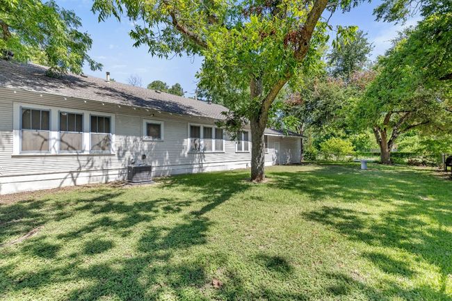 911 N Avenue C, House other with 3 bedrooms, 2 bathrooms and null parking in Elgin TX | Image 10