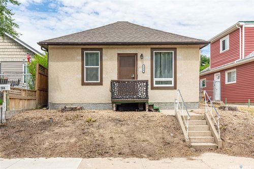 964 Athabasca St W, House with 2 bedrooms, 1 bathrooms and 1 parking in Moose Jaw SK | Card Image