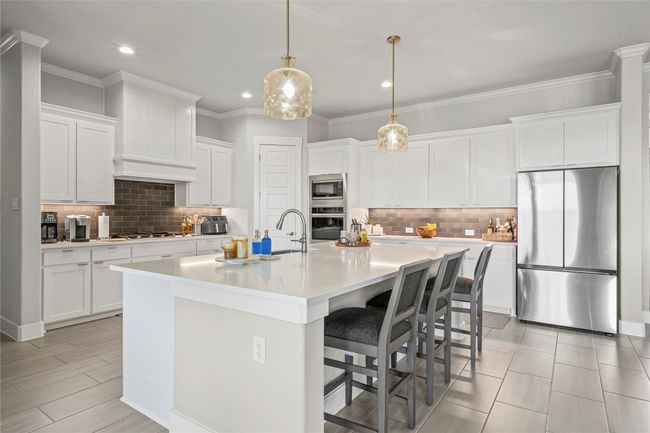 Double Ovens, Built in Microwave. SS appliances. Walk in Pantry. | Image 7