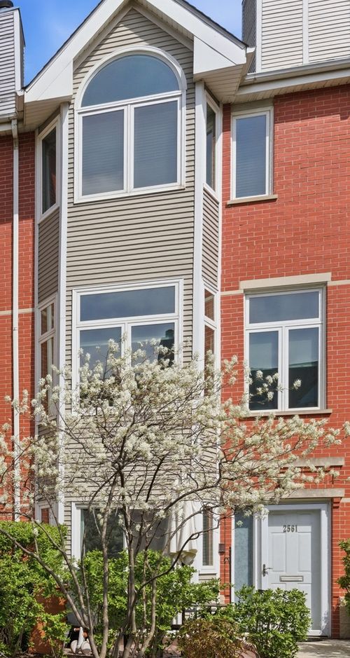 2561 Greenview Ave, Chicago, IL, 60614-2028 | Card Image